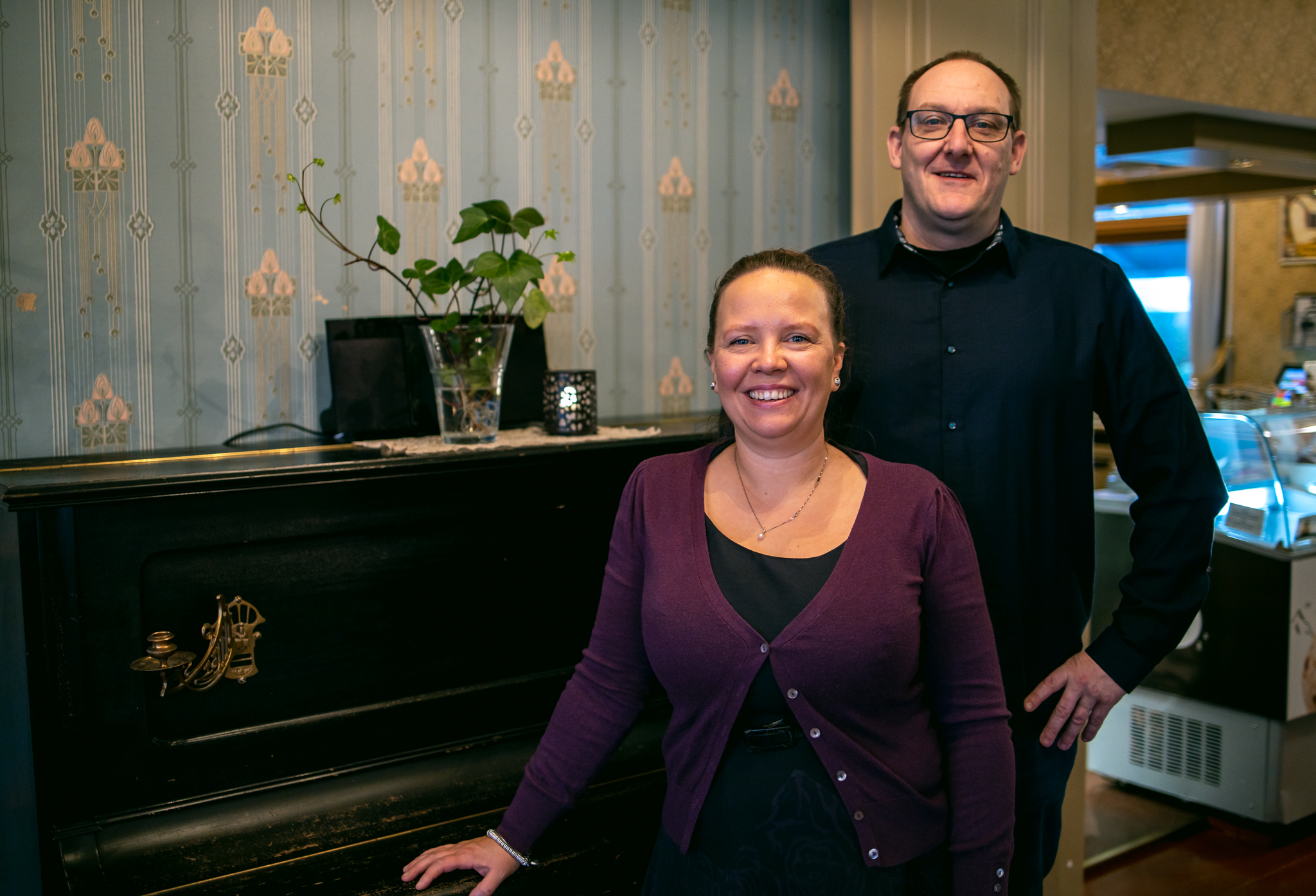 Photographer Jonne Vaahtera Saima kahvilan yrittäjät Johanna ja David