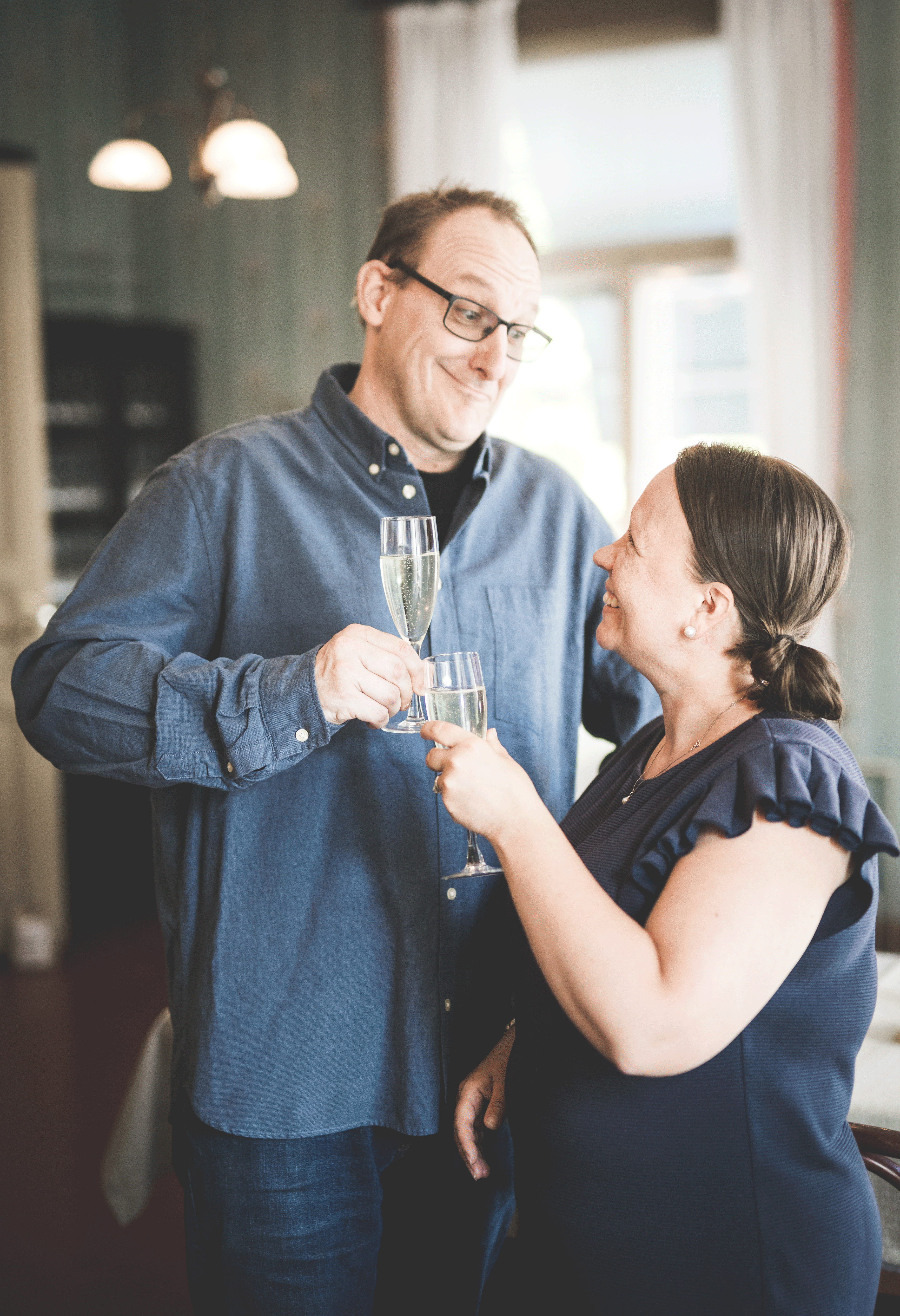 Yrittäjät juhlistamassa onnistuineita tarjoiluja Yrittäjät juhlistamassa onnistuineita tarjoiluja